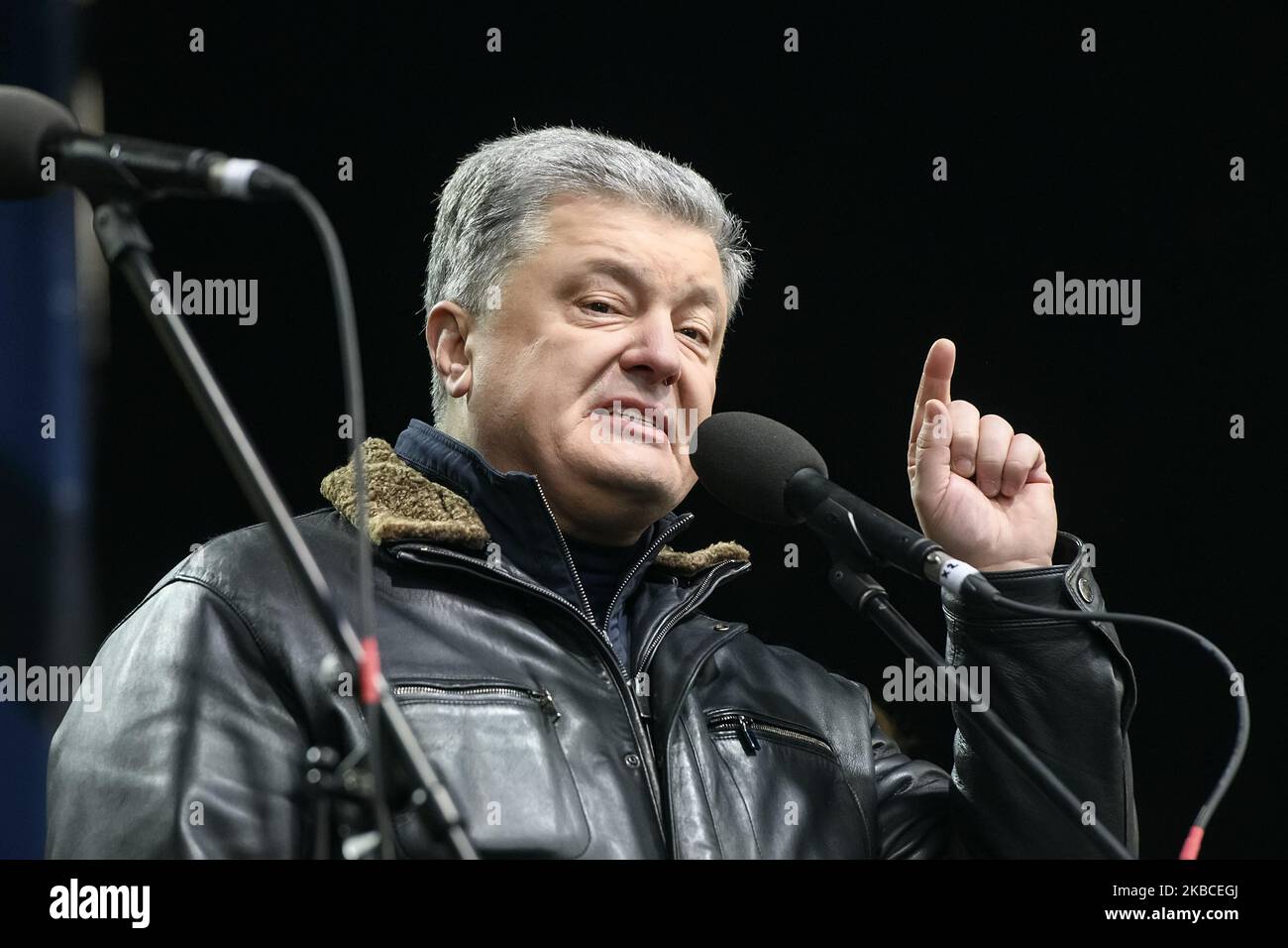 Der ehemalige ukrainische Präsident Petro Poroschenko spricht am 08. Dezember 2019 auf dem Unabhängigkeitsplatz in Kiew, Ukraine, für Präsident Wolodymyr Zelensky bei einer Kundgebung mit dem Titel „Rote Linien“. (Foto von Maxym Marusenko/NurPhoto) Stockfoto