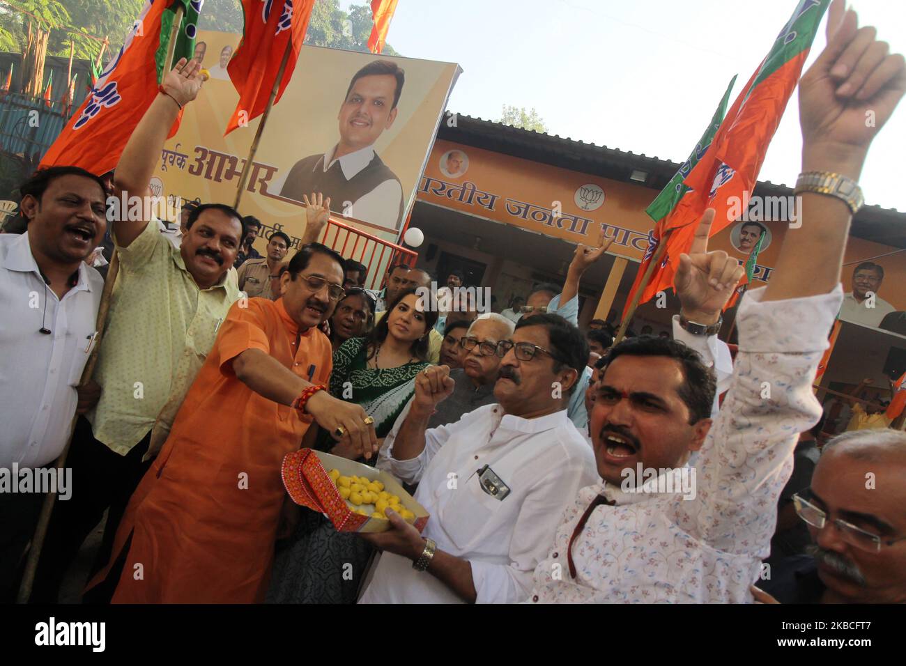 Anhänger der Bharatiya Janata Party (BJP) verteilen Süßigkeiten, während sie den Erfolg ihrer Partei feiern, nachdem sie am 09. Dezember 2019 12 der 15 Sitze der Karnataka-Versammlung vor dem Parteihauptsitz in Mumbai, Indien, gewonnen haben. (Foto von Himanshu Bhatt/NurPhoto) Stockfoto