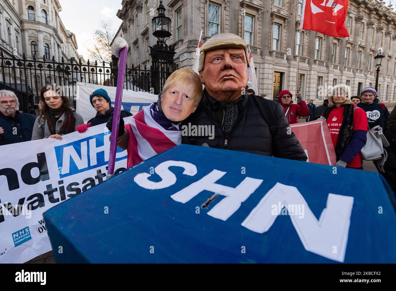Demonstranten, die Masken von Donald Trump und Boris Johnson tragen, nehmen an einem Protest Teil, weil sie den National Health Service (NHS) außerhalb der Downing Street im Zentrum von London in öffentlicher Hand halten. Über 1 Millionen Menschen unterzeichneten am 09. Dezember 2019 in London, England, eine Petition, in der gefordert wird, dass der NHS von jeglichen Handelsabkommen nach dem Brexit ausgeschlossen wird. (Foto von Wiktor Szymanowicz/NurPhoto) Stockfoto