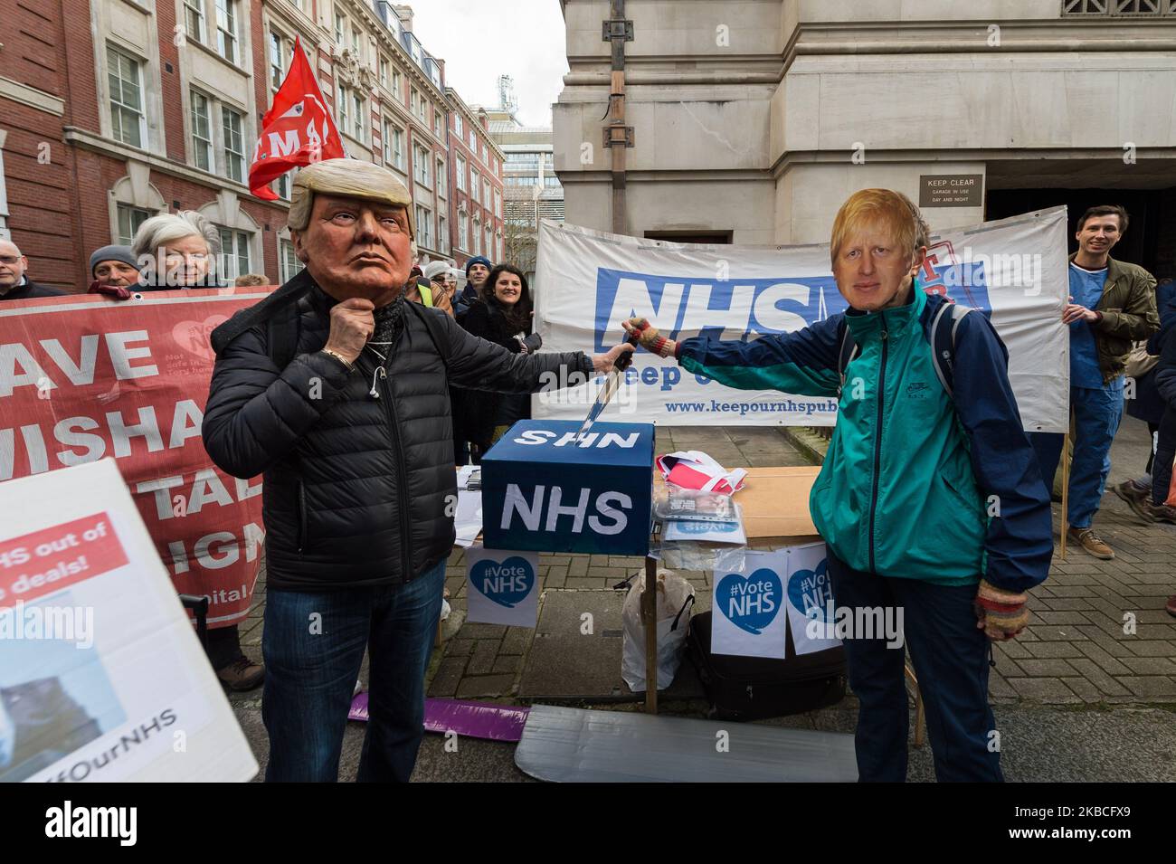 Demonstranten, die Masken von Donald Trump und Boris Johnson tragen, nehmen an einem Protest Teil, weil sie den National Health Service (NHS) außerhalb des Hauptquartiers der Konservativen Partei in öffentlicher Hand behalten, bevor sie mit einer von über 1 Millionen Menschen unterzeichneten Petition in die Downing Street marschieren. Fordern, dass der NHS von allen Handelsabkommen nach dem Brexit am 09. Dezember 2019 in London, England, ausgeschlossen wird. (Foto von Wiktor Szymanowicz/NurPhoto) Stockfoto