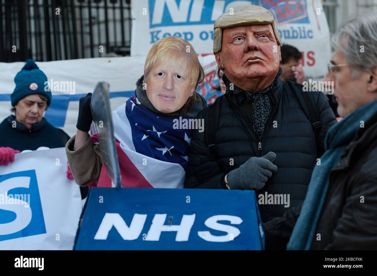 Demonstranten, die Masken von Donald Trump und Boris Johnson tragen, nehmen an einem Protest Teil, weil sie den National Health Service (NHS) außerhalb der Downing Street im Zentrum von London in öffentlicher Hand halten. Über 1 Millionen Menschen unterzeichneten am 09. Dezember 2019 in London, England, eine Petition, in der gefordert wird, dass der NHS von jeglichen Handelsabkommen nach dem Brexit ausgeschlossen wird. (Foto von Wiktor Szymanowicz/NurPhoto) Stockfoto