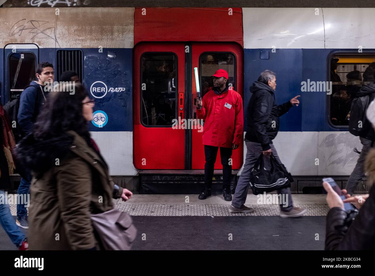 Am Bahnhof Gare du Nord, auf den Bahnsteigen der RER B, finden die Fahrgäste am Montagabend, dem 9. Dezember 2019, am 5.. Streiktag gegen die Rentenreform, einen freien Platz in den wenigen Zügen, die bereits voll sind. Der Verkehr in Paris ist nach wie vor durch den Streik von RATP und SNCF gelähmt. Am Ende des Tages wurden die wenigen im Umlauf befindlichen Züge von Pariser gestürmt, wo Sicherheitskräfte eingesetzt wurden, um Massenbewegungen und Unfälle zu vermeiden. (Foto von Samuel Boivin/NurPhoto) Stockfoto