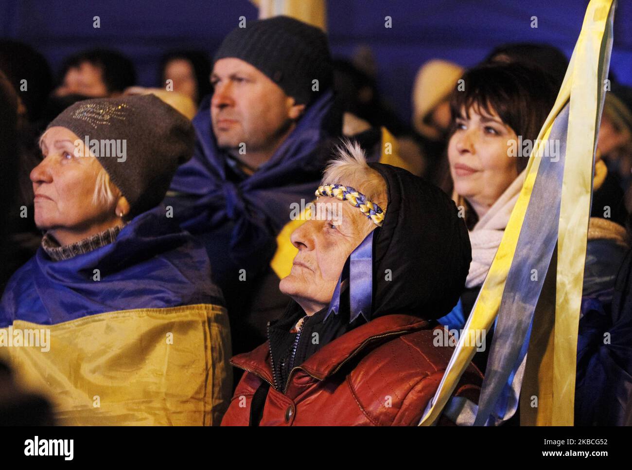 Die Ukrainer beobachten auf einem Bildschirm eine Pressekonferenz der vier führenden Persönlichkeiten der Normandie während einer Kundgebung in der Nähe des ukrainischen Präsidenten Wolodymyr Zelensky Office in Kiew, Ukraine, am 10. Dezember 2019, während des Gipfels im Normandie-Format, der am 9. Dezember in Paris stattfand. Das Treffen der vier führenden Persönlichkeiten der Normandie, der ukrainische Präsident Volodymyr Zelensky, der russische Präsident Wladimir Putin, die deutsche Bundeskanzlerin Angela Merkel und der französische Präsident Emmanuel Macron, fand am 9. Dezember 2019 in Paris statt. (Foto von STR/NurPhoto) Stockfoto