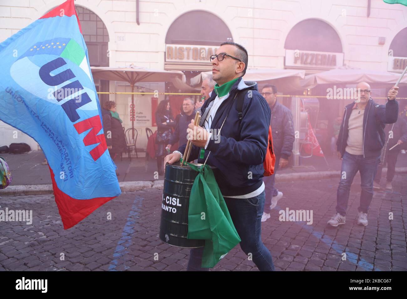 Hunderte ehemalige Ilva-Arbeiter aus Taranto protestieren am 10. September 2019 auf der Piazza Santi Apostoli in Rom, Italien. Ziel ist es, vor dem 20. Dezember, dem Tag der nächsten Gerichtsverhandlung in Mailand, eine Einigung mit Arcelor Mittal zu erzielen. (Foto von Andrea Pirri/NurPhoto) Stockfoto