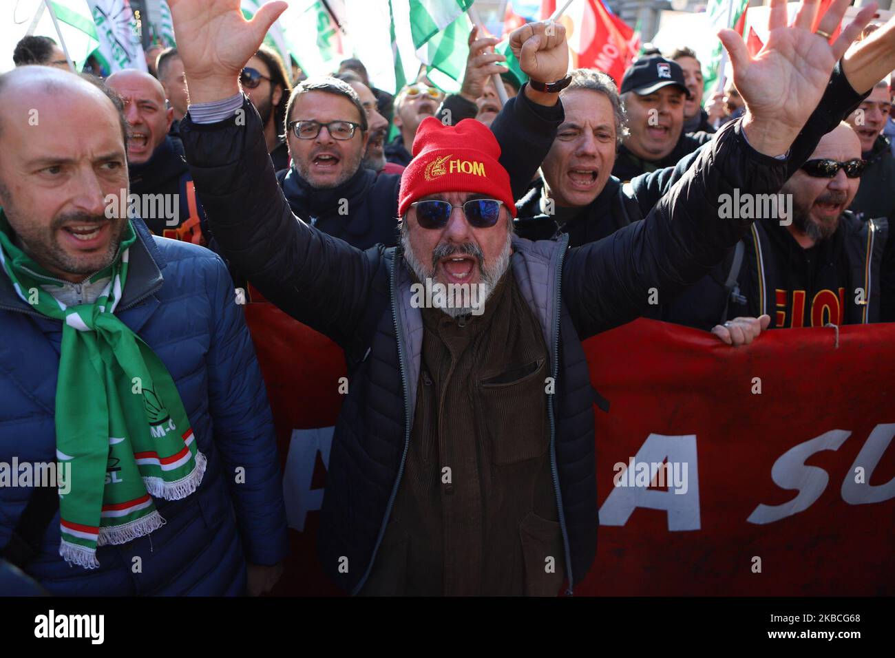 Hunderte ehemalige Ilva-Arbeiter aus Taranto protestieren am 10. September 2019 auf der Piazza Santi Apostoli in Rom, Italien. Ziel ist es, vor dem 20. Dezember, dem Tag der nächsten Gerichtsverhandlung in Mailand, eine Einigung mit Arcelor Mittal zu erzielen. (Foto von Andrea Pirri/NurPhoto) Stockfoto