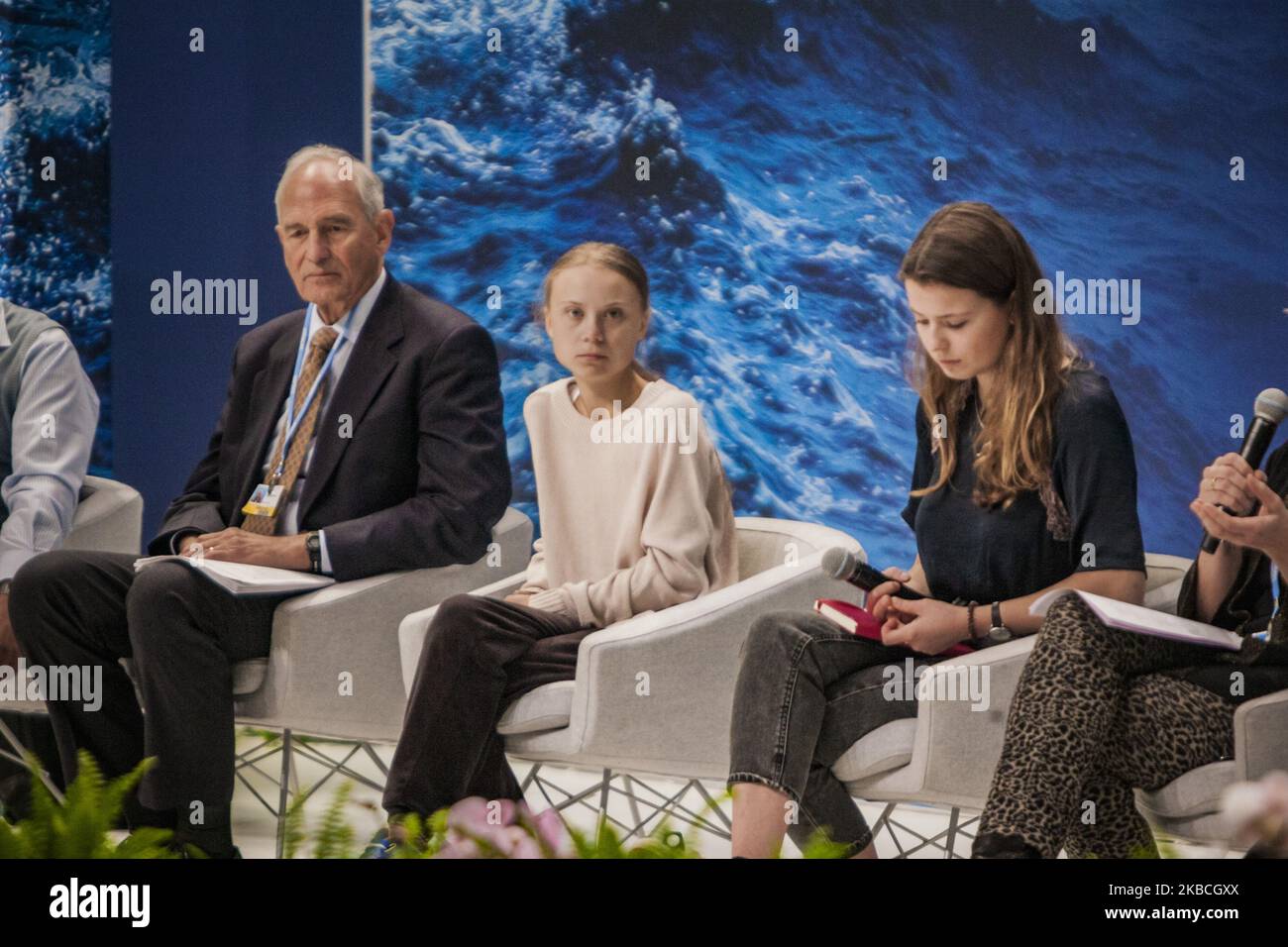 Die schwedische Umweltaktivistin Greta Thunberg blickt auf eine Konferenz mit Wissenschaftlern auf der Klimakonferenz COP25 am 10. Dezember 2019 in Madrid, Spanien.(Foto: Celestino Arce/NurPhoto) Stockfoto