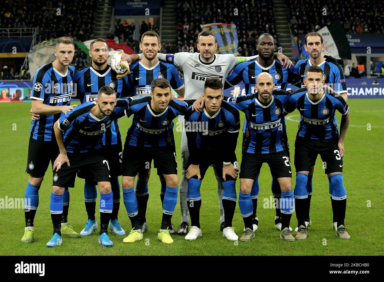 Spieler des FC Internazionale stehen vor dem UEFA Champions League-Spiel der Gruppe F zwischen dem FC Internazionale und dem FC Barcelona am 10. Dezember 2019 im Stadio Giuseppe Meazza in Mailand, Italien, an. (Foto von Giuseppe Cottini/NurPhoto) Stockfoto