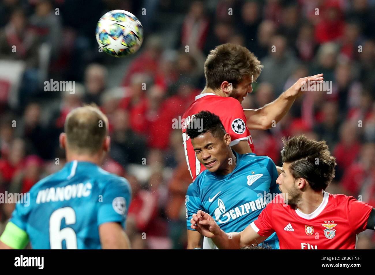 Ferro von SL Benfica (TOP) und Ruben Dias (R) wetteifern mit Douglas Santos vom FC Zenit während des UEFA Champions League Group G Fußballspiels zwischen SL Benfica und FC Zenit am 10. Dezember 2019 im Luz-Stadion in Lissabon, Portugal. (Foto von Pedro FiÃºza/NurPhoto) Stockfoto