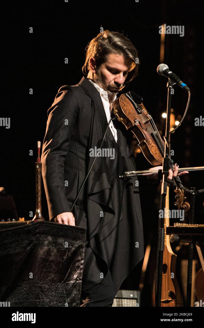 Rodrigo D'Erasmo tritt am 10. Dezember 2019 für Manuel Agnelli von Afterhours am Teatro Degli Arcimboldi in Mailand, Italien, auf. (Foto von Mairo Cinquetti/NurPhoto) Stockfoto