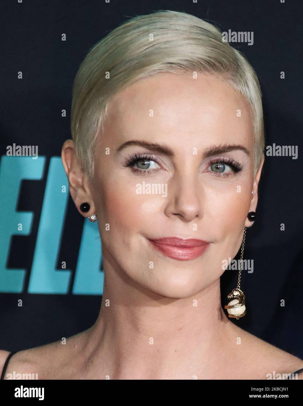 WESTWOOD, LOS ANGELES, KALIFORNIEN, USA - 10. DEZEMBER: Die Schauspielerin Charlize Theron trägt Custom Christian Dior mit Retrouvai- und EF Collection-Ringen und kommt bei der Los Angeles Special Screening of Liongates 'Bombshell' an, die am 10. Dezember 2019 im Regency Village Theatre in Westwood, Los Angeles, Kalifornien, USA, stattfand. (Foto von Xavier Collin/Image Press Agency/NurPhoto) Stockfoto