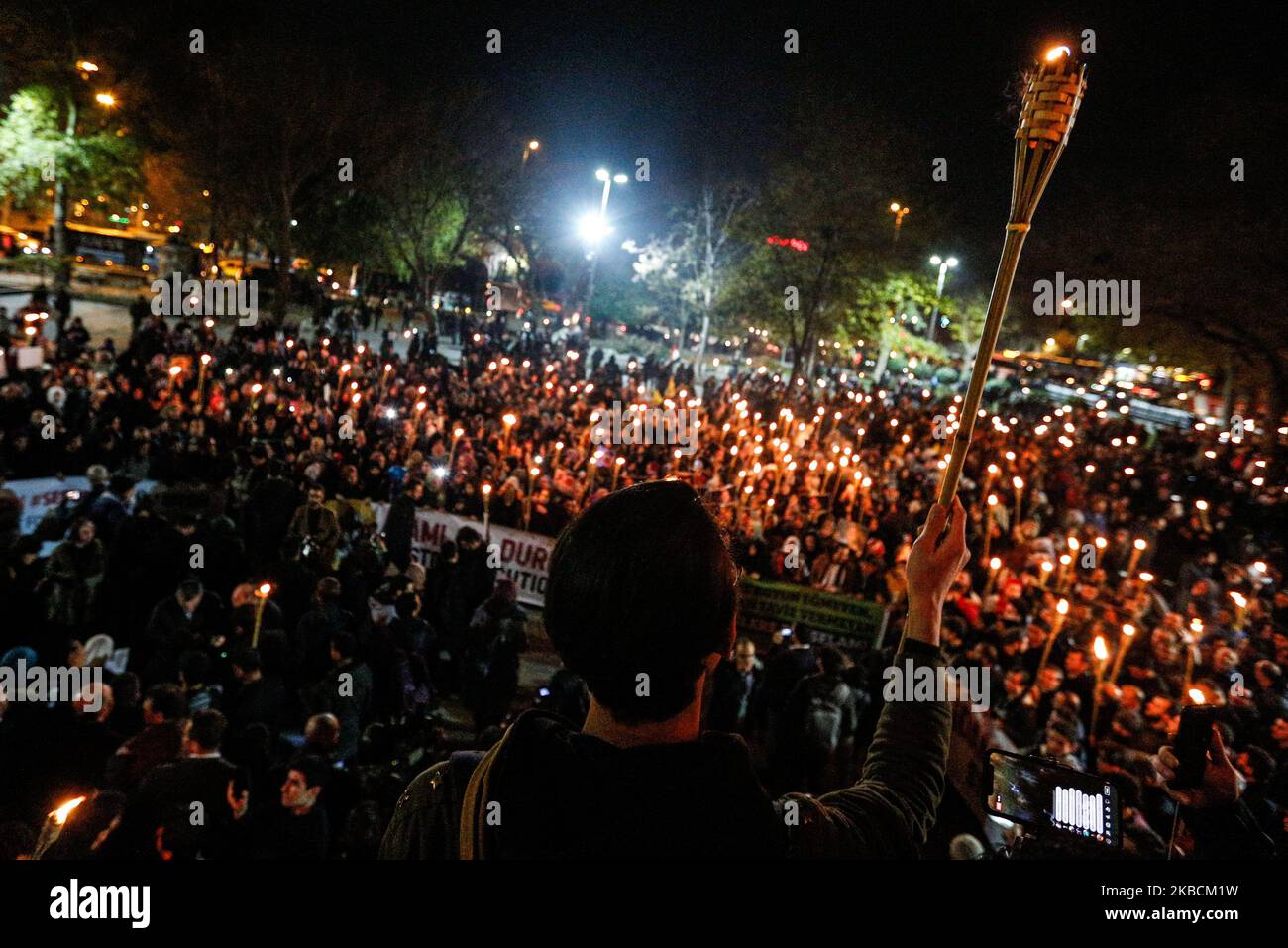 Die Demonstranten haben das Bild des ehemaligen ägyptischen Präsidenten Mohamed Mursi während des Protestes für die Todesstrafe in Ägypten, nach dem Abendgebet in der Fatih-Moschee in Istanbul, Türkei, am 10. Dezember 2019. (Foto von Can Ozer/NurPhoto) Stockfoto