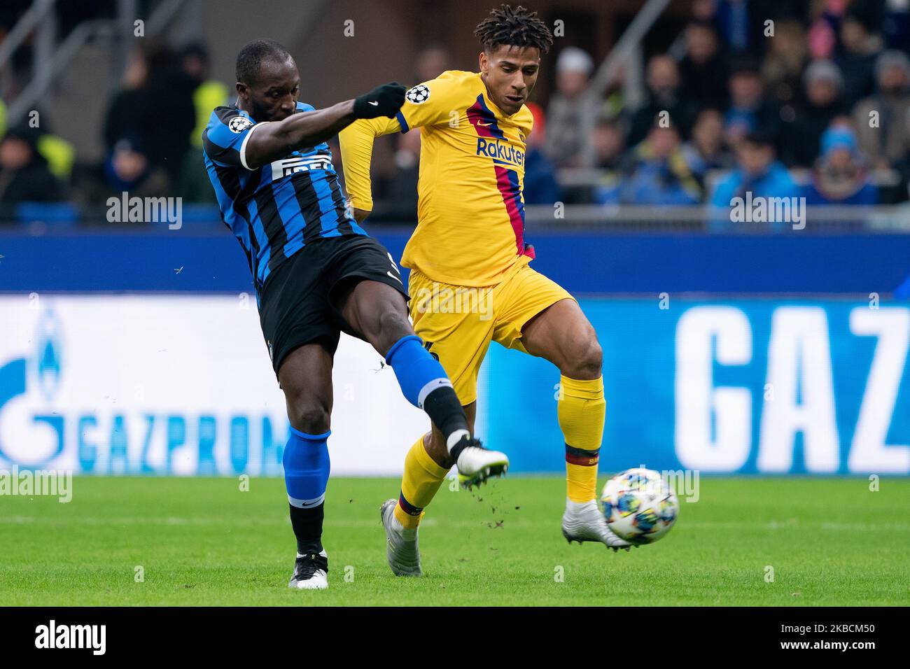 Romelu Lukaku vom FC Internazionale Milano kämpft am 10. Dezember 2019 im Stadio Giuseppe Meazza San Sito in Mailand um den Ball mit Jean-Clair Todibo vom FC Barcelona während des UEFA Champions League 2019/2020 Group Stage Match zwischen dem FC Internazionale Mailand und dem FC Barcelona. (Foto von Danilo Di Giovanni/NurPhoto) Stockfoto