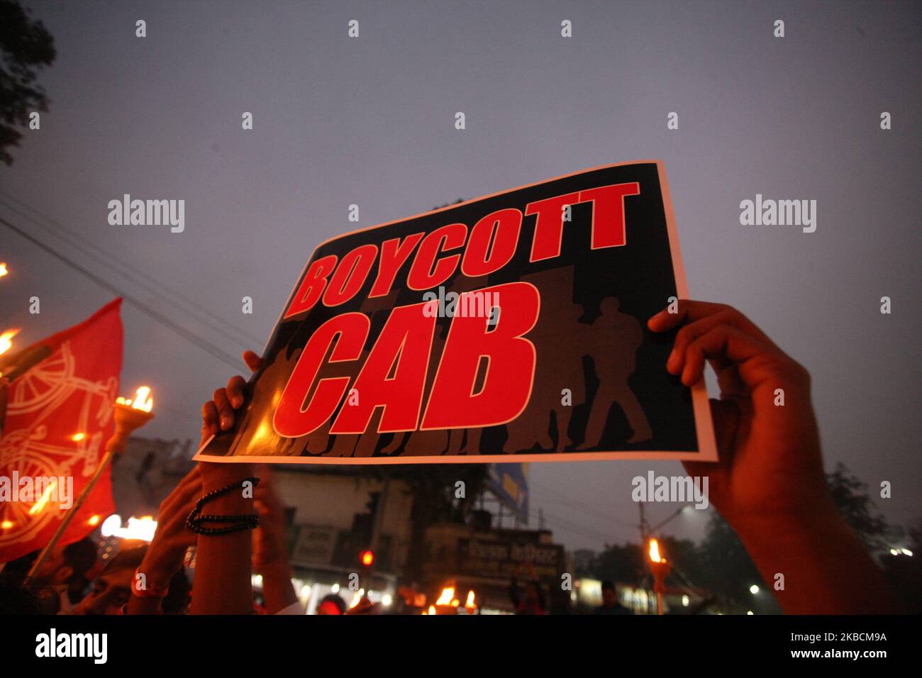 Anhänger der Partei Samajwadi protestieren am 11. Dezember 2019 in Allahabad gegen den CAB (Citizenship Sanedment Bill). Der Innenminister der Union, Amit Shah, hat heute das CAB in Rajyasabha vorgelegt. (Foto von Ritesh Shukla/NurPhoto) Stockfoto