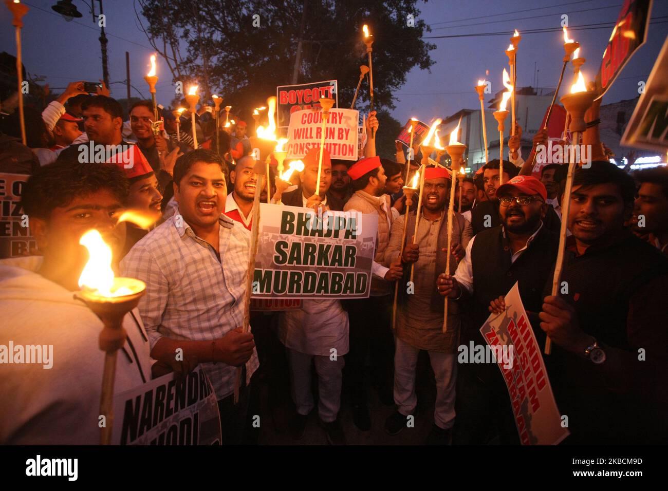 Anhänger der Partei Samajwadi protestieren am 11. Dezember 2019 in Allahabad gegen den CAB (Citizenship Sanedment Bill). Der Innenminister der Union, Amit Shah, hat heute das CAB in Rajyasabha vorgelegt. (Foto von Ritesh Shukla/NurPhoto) Stockfoto