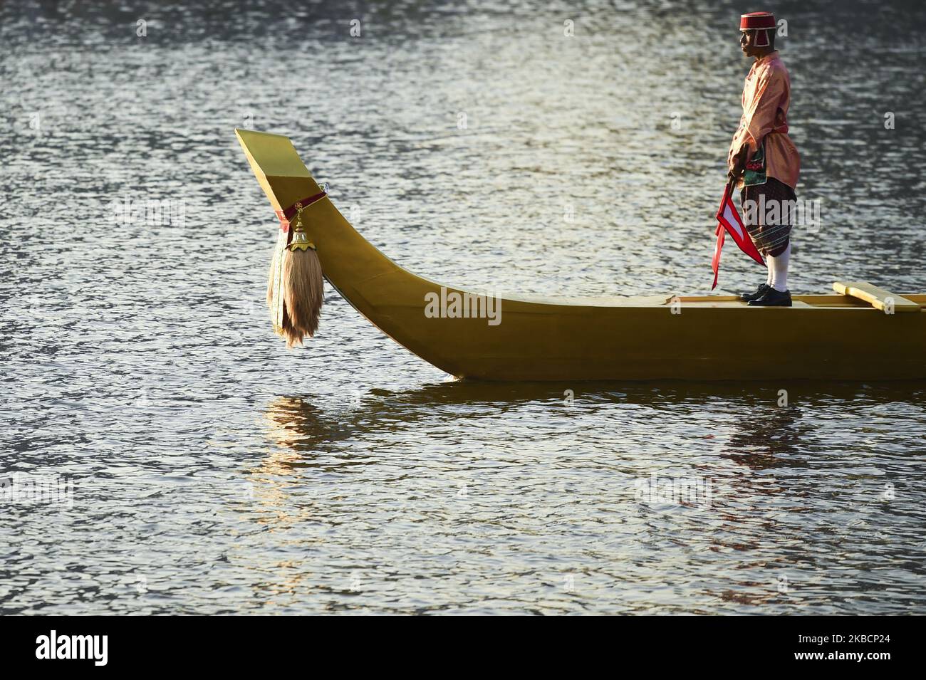 Thailändische Ruderer in traditioneller Tracht während der Royal Barge Prozession zum Abschluss der Königlichen Krönungszeremonie am Chao Phraya Fluss in Bangkok, Thailand, am 12. Dezember 2019. (Foto von Anusak Laowias/NurPhoto) Stockfoto