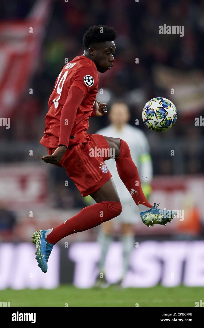 Alphonso Davies von Bayern München kontrolliert den Ball während des UEFA Champions League-Spiel der Gruppe B zwischen Bayern München und Tottenham Hotspur am 11. Dezember 2019 in der Allianz Arena in München. (Foto von Jose Breton/Pics Action/NurPhoto) Stockfoto