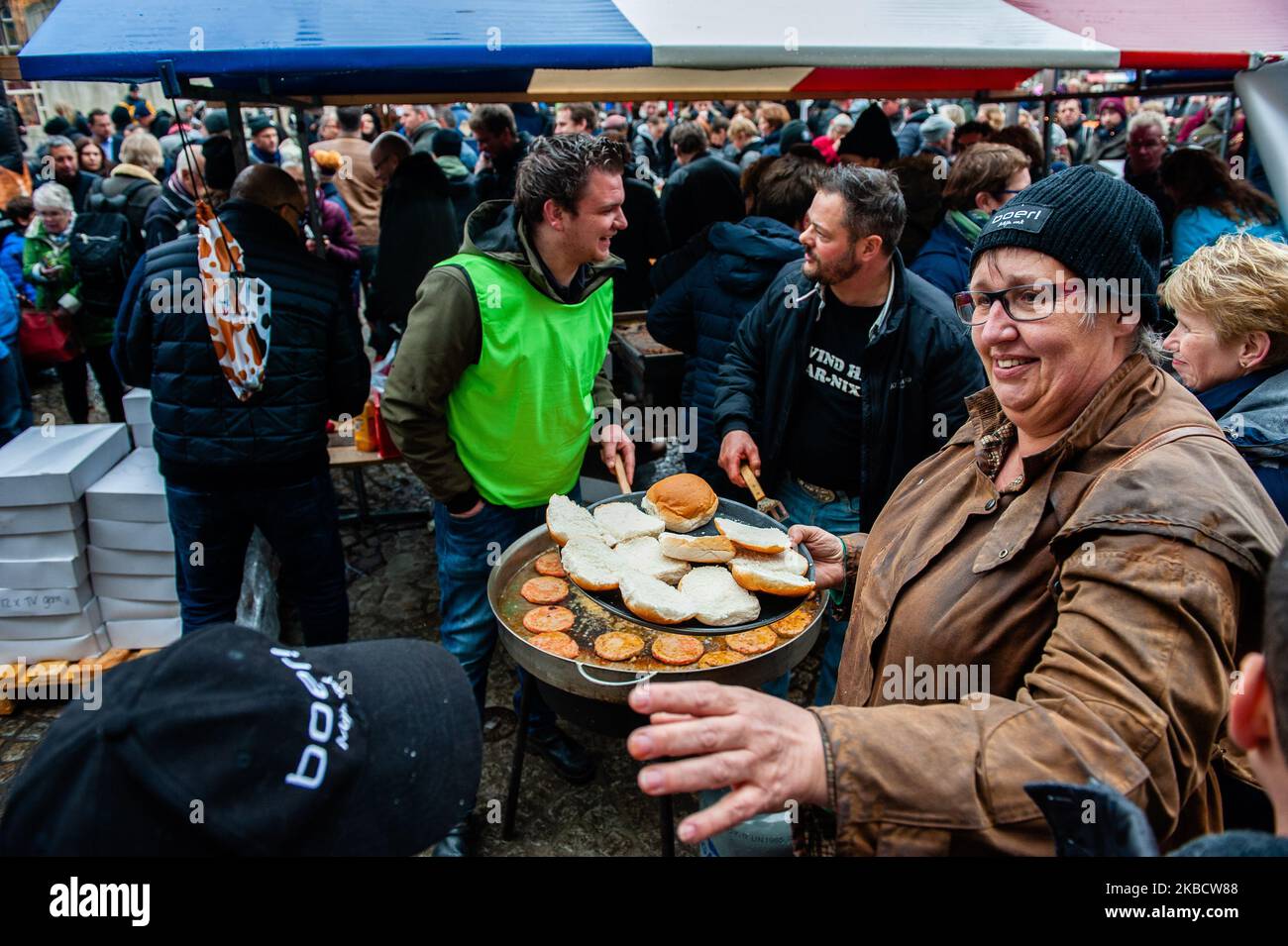 Eine Frau hält leere Brote, während sie auf das Fleisch wartet, während der ersten Aktion, die die Landwirte am 13.. Dezember 2019 in Amsterdam ergriffen haben. (Foto von Romy Arroyo Fernandez/NurPhoto) Stockfoto