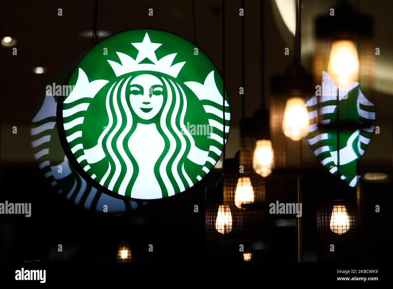 Das Starbucks Logo ist am 25. November 2019 im Restaurant in Krakau, Polen, zu sehen. (Foto von Jakub Porzycki/NurPhoto) Stockfoto