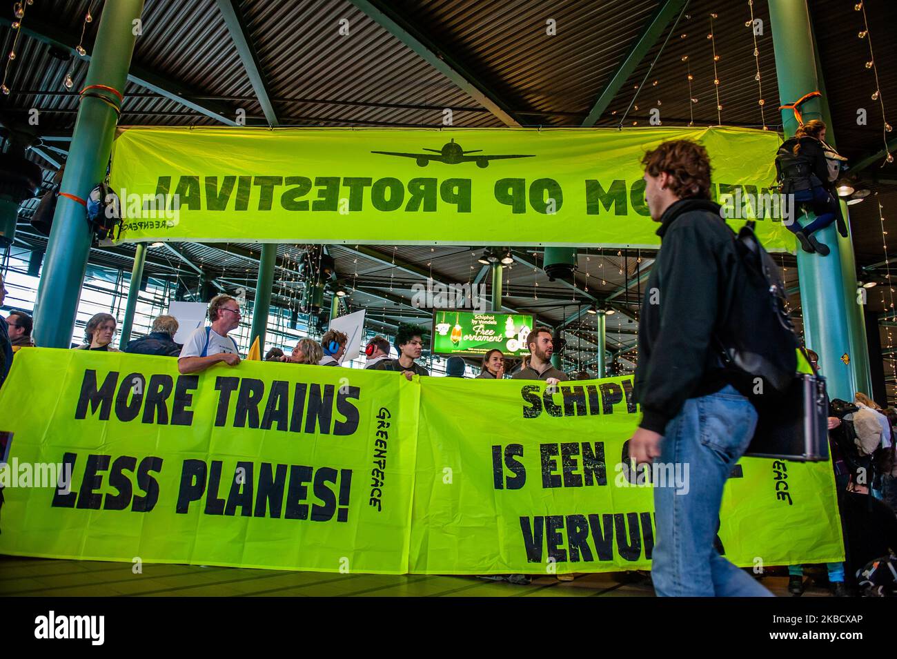 Aktivisten demonstrieren und zelten am Flughafen, um am 14. Dezember 2019 einen Klimaplan von Schiphol in Amsterdam, Niederlande, zu fordern. Zwei Etappen wurden eingerichtet, um einige Reden zu halten, eine befand sich im Flughafengebäude am Schiphol Plaza, wo die Gemeinde beschlossen hat, ernsthafte Einschränkungen zu verhängen und dort keine Proteste zu erlauben, wo ständig Passagiere vorbeikommen. Mehrere Verhaftungen fanden im Zentrum des Flughafens statt, als sich die Aktivisten weigerten, den Ort zu verlassen. (Foto von Romy Arroyo Fernandez/NurPhoto) Stockfoto