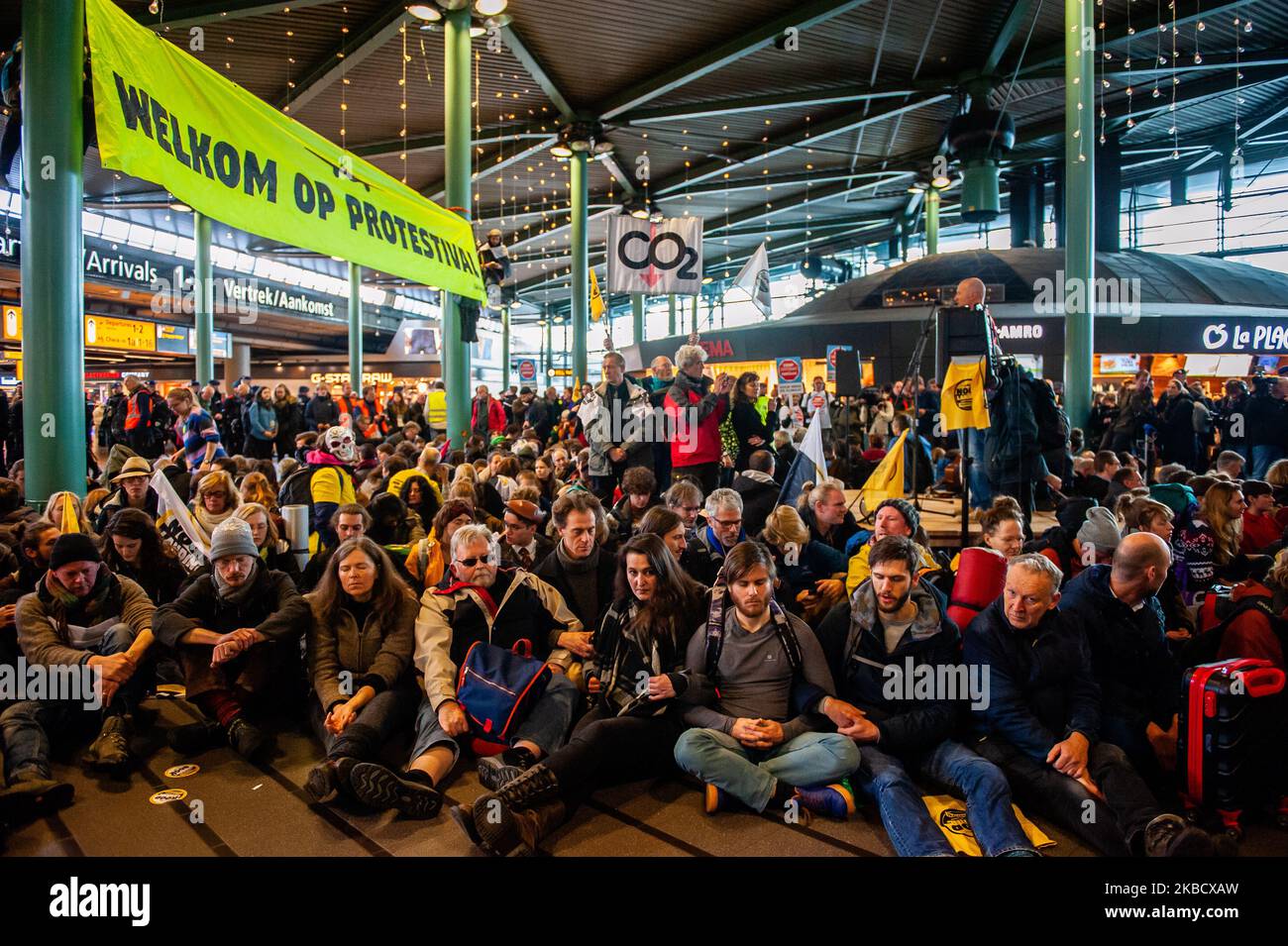 Aktivisten demonstrieren und zelten am Flughafen, um am 14. Dezember 2019 einen Klimaplan von Schiphol in Amsterdam, Niederlande, zu fordern. Zwei Etappen wurden eingerichtet, um einige Reden zu halten, eine befand sich im Flughafengebäude am Schiphol Plaza, wo die Gemeinde beschlossen hat, ernsthafte Einschränkungen zu verhängen und dort keine Proteste zu erlauben, wo ständig Passagiere vorbeikommen. Mehrere Verhaftungen fanden im Zentrum des Flughafens statt, als sich die Aktivisten weigerten, den Ort zu verlassen. (Foto von Romy Arroyo Fernandez/NurPhoto) Stockfoto