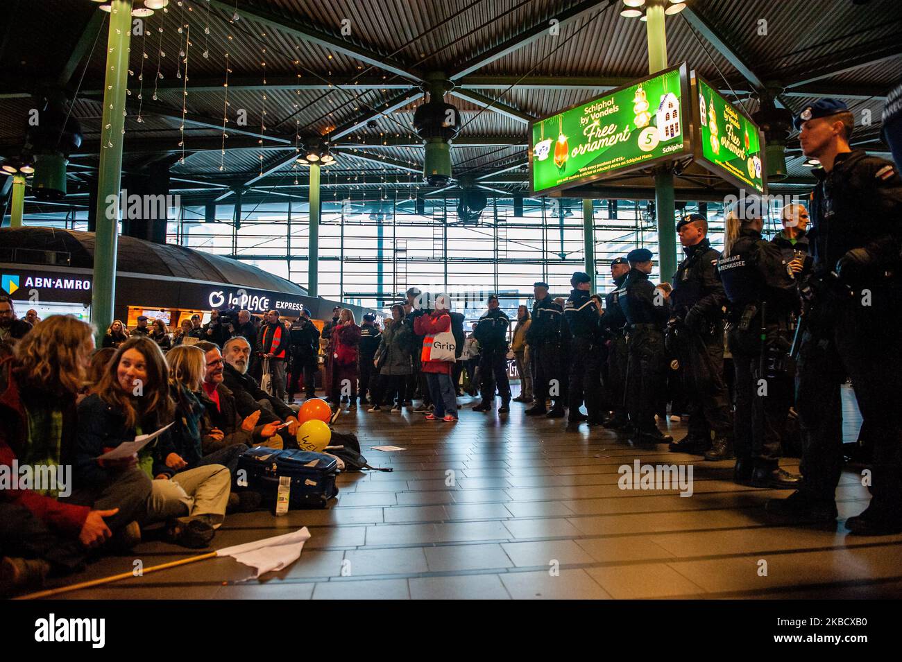 Aktivisten demonstrieren und zelten am Flughafen, um am 14. Dezember 2019 einen Klimaplan von Schiphol in Amsterdam, Niederlande, zu fordern. Zwei Etappen wurden eingerichtet, um einige Reden zu halten, eine befand sich im Flughafengebäude am Schiphol Plaza, wo die Gemeinde beschlossen hat, ernsthafte Einschränkungen zu verhängen und dort keine Proteste zu erlauben, wo ständig Passagiere vorbeikommen. Mehrere Verhaftungen fanden im Zentrum des Flughafens statt, als sich die Aktivisten weigerten, den Ort zu verlassen. (Foto von Romy Arroyo Fernandez/NurPhoto) Stockfoto