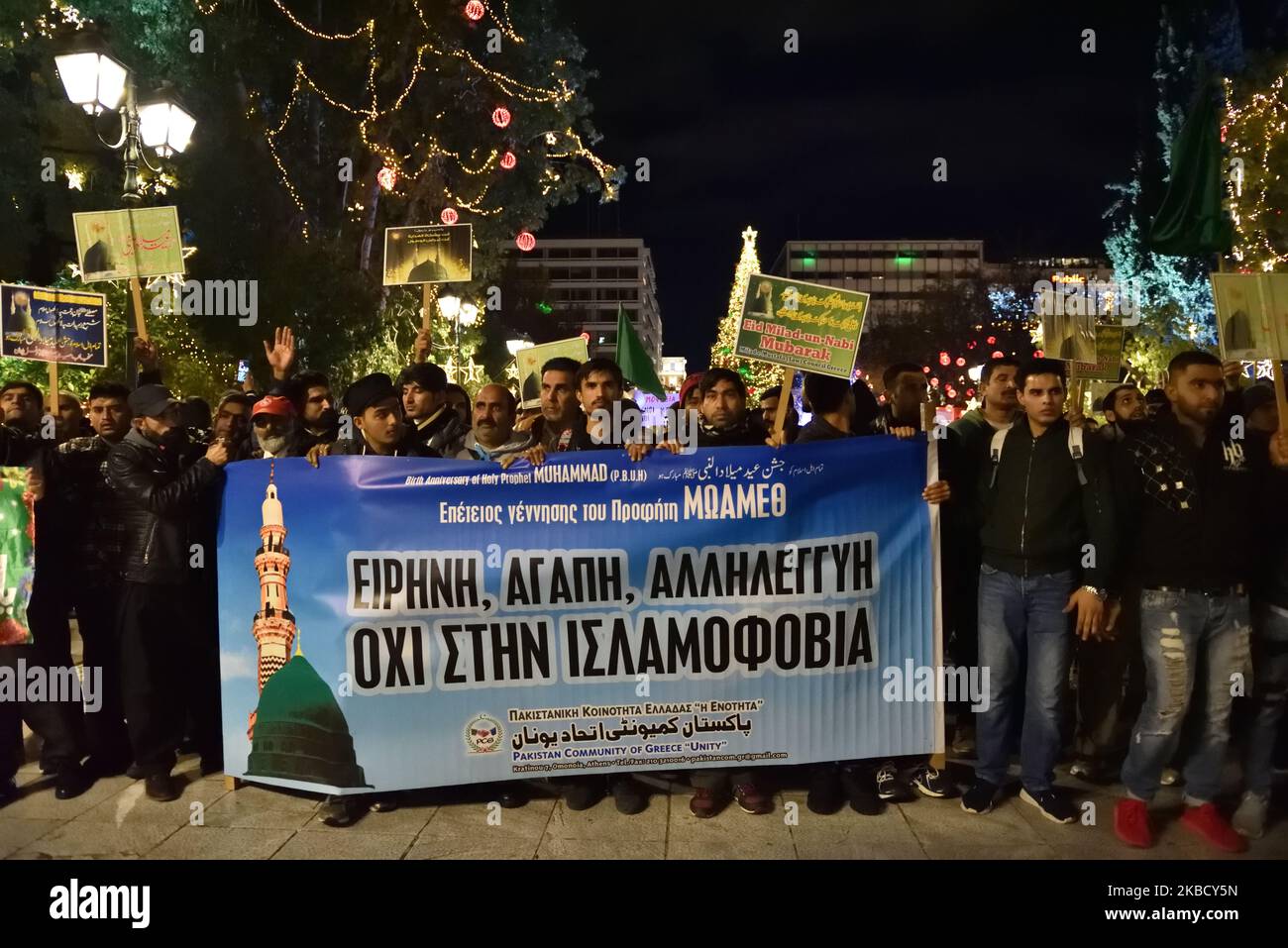 Mitglieder der pakistanischen Gemeinschaft Griechenlands demonstrieren am 14. Dezember 2019 in Zentral-Athen, Griechenland, gegen Islamophobie, nachdem kürzlich ein Mann gegen den Islam in der Öffentlichkeit beleidigt wurde. (Foto von Nicolas Koutsokostas/NurPhoto) Stockfoto