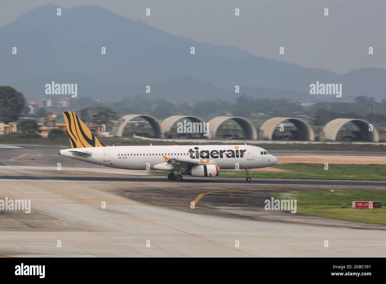 Tigerair Airbus A320 Flugzeug mit der Registrierung 9V-TAV, wie bei der endgültigen Landung in der Hauptstadt von Vietnam, Noi Bai International Airport HAN VVNB, gesehen. Tiger Airways / TR / TGW / GO CAT war eine Billigfluggesellschaft mit Hauptsitz in Singapur, die am 2017. Juli mit Scoot fusioniert wurde. (Foto von Nicolas Economou/NurPhoto) Stockfoto