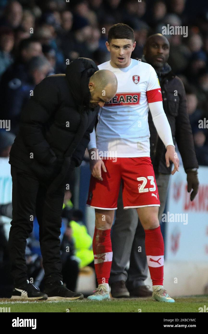 Jake Hastie von Rotherham United im Gespräch mit Paul Warne-Manager von Rotherham United während des Sky Bet League 1-Spiels zwischen Southend United und Rotherham United in Roots Hall, Southend, am Samstag, 14.. Dezember 2019. (Foto von Jacques Feeney/MI News/NurPhoto) Stockfoto