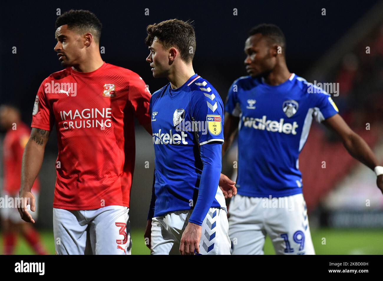 Jonny Smith von Oldham Athletic und Ezekiel Fryers von Swindon Town im Einsatz während des Sky Bet League 2-Spiels zwischen Swindon Town und Oldham Athletic am Samstag, den 14.. Dezember 2019, im County Ground, Swindon. (Foto von Eddie Garvey/MI News/NurPhoto) Stockfoto