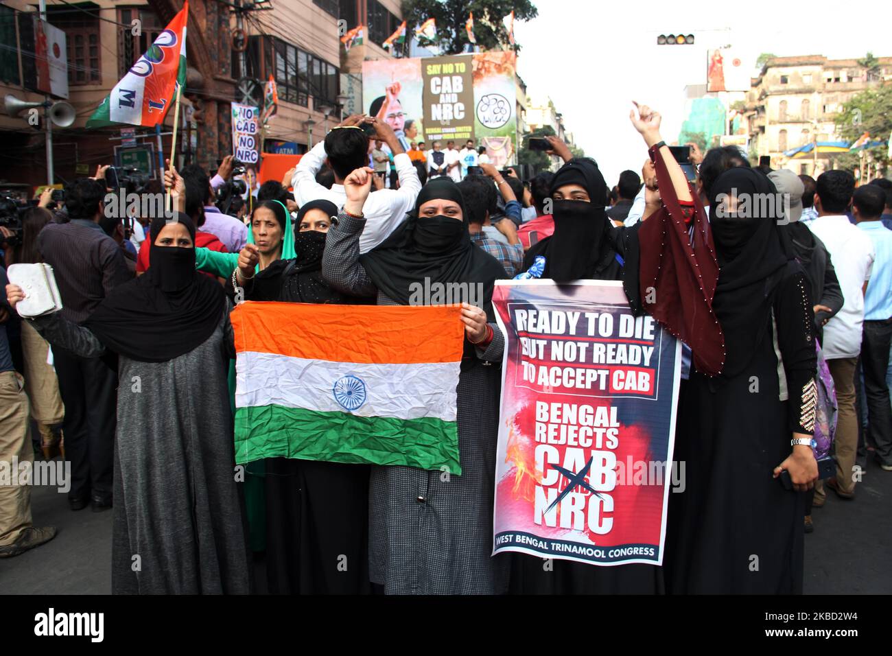 Unterstützer und Aktivisten des Trinamool Congress (TMC) nehmen an einem massiven protestmarsch Teil, der vom westbengalen Chief Minister & Trinamool Congress (TMC) Supremo Mamata Banerjee angeführt wird, um am Montag, dem 16.. Dezember 2019 in Kalkutta, Indien, gegen den Citizenship Amendment Act (CAA) der indischen Regierung zu protestieren. Hunderte ihrer Parteiführer und Unterstützer gingen mit Plakaten und Flaggen gegen das umstrittene Gesetz während des ersten von mehreren Protesten in den nächsten drei Tagen mit ihr. (Foto von Sonali Pal Chaudhury/NurPhoto) Stockfoto