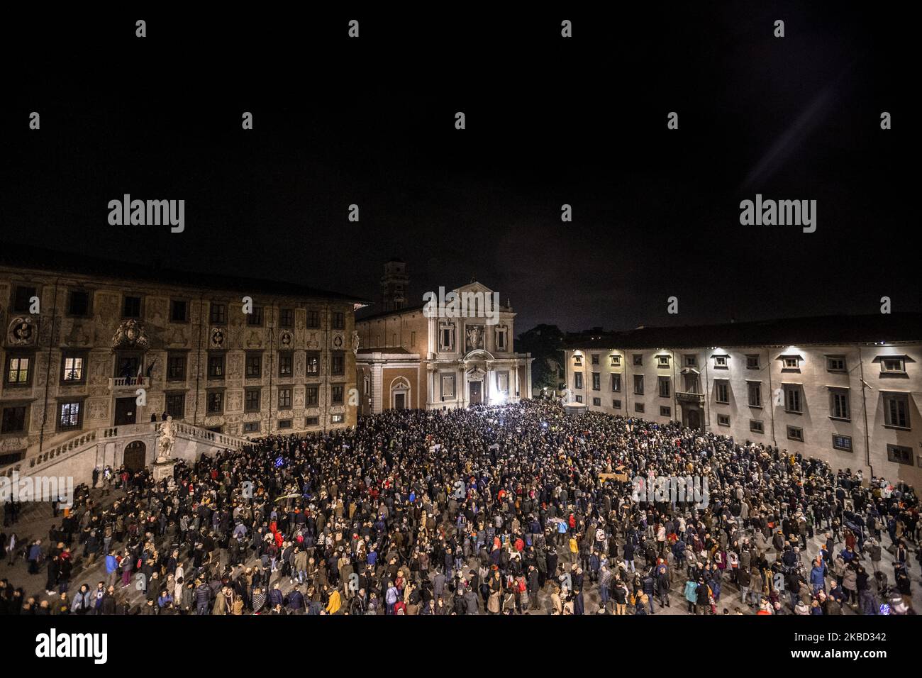 Tausende Demonstranten nehmen an der Kundgebung der Sardinenbewegung in Pisa am 15. Dezember 2019 Teil. Die Sardinenbewegung ist eine Anti-League-Bewegung, die gegen die Hasspolitik des Führers der rechtsextremen Liga (Lega) in Italien, Matteo Salvini, protestiert. (Foto von Enrico Mattia Del Punta/NurPhoto) Stockfoto