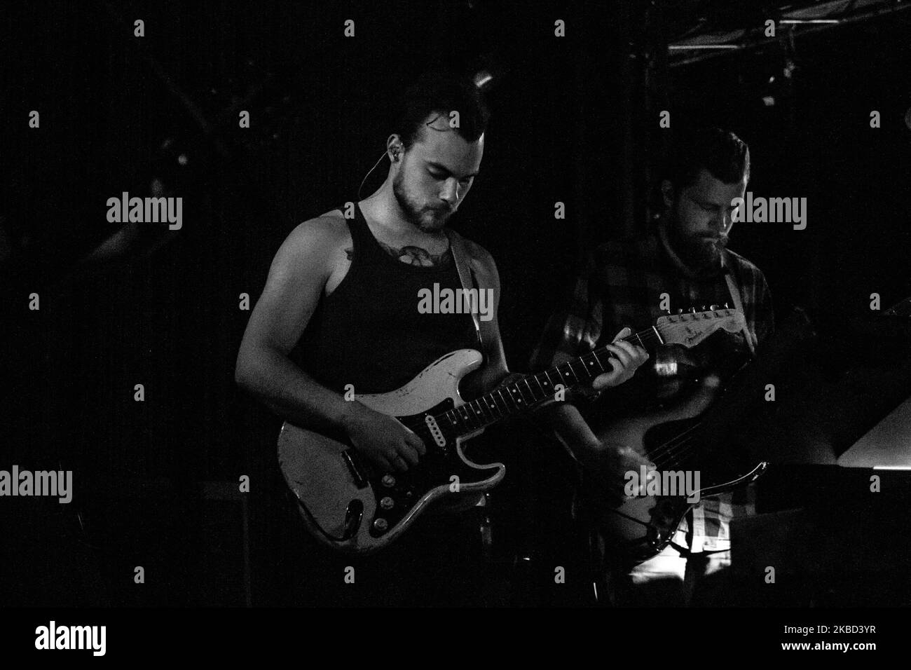 (ANMERKUNG DES HERAUSGEBERS: Bild wurde in Schwarz-Weiß konvertiert) Asgeir tritt am 24 2014. Mai live im Tunnel Club in Mailand, Italien, auf. Asgeir Trausti Einarsson ist ein isländischer Singer-Songwriter und Musiker und tritt mit seiner eigenen Band Asgeir Trausti Band auf. Er spielt auch Gitarre in der isländischen Band The Lovely Lion. (Foto von Mairo Cinquetti/NurPhoto) Stockfoto