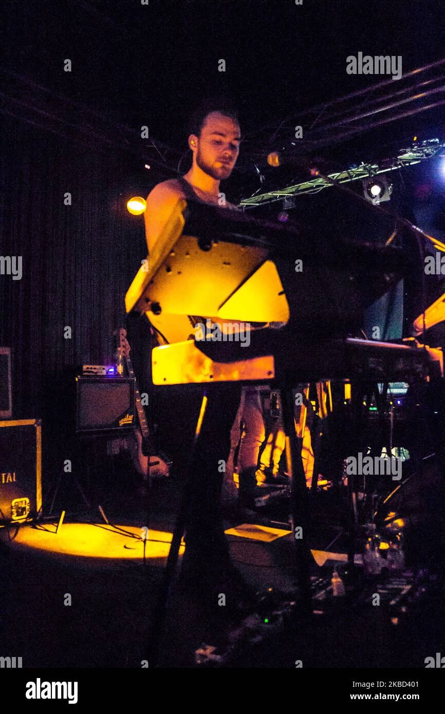 Asgeir tritt am 24 2014. Mai live im Tunnel Club in Mailand auf. Asgeir Trausti Einarsson ist ein isländischer Singer-Songwriter und Musiker und tritt mit seiner eigenen Band Asgeir Trausti Band auf. Er spielt auch Gitarre in der isländischen Band The Lovely Lion. (Foto von Mairo Cinquetti/NurPhoto) Stockfoto