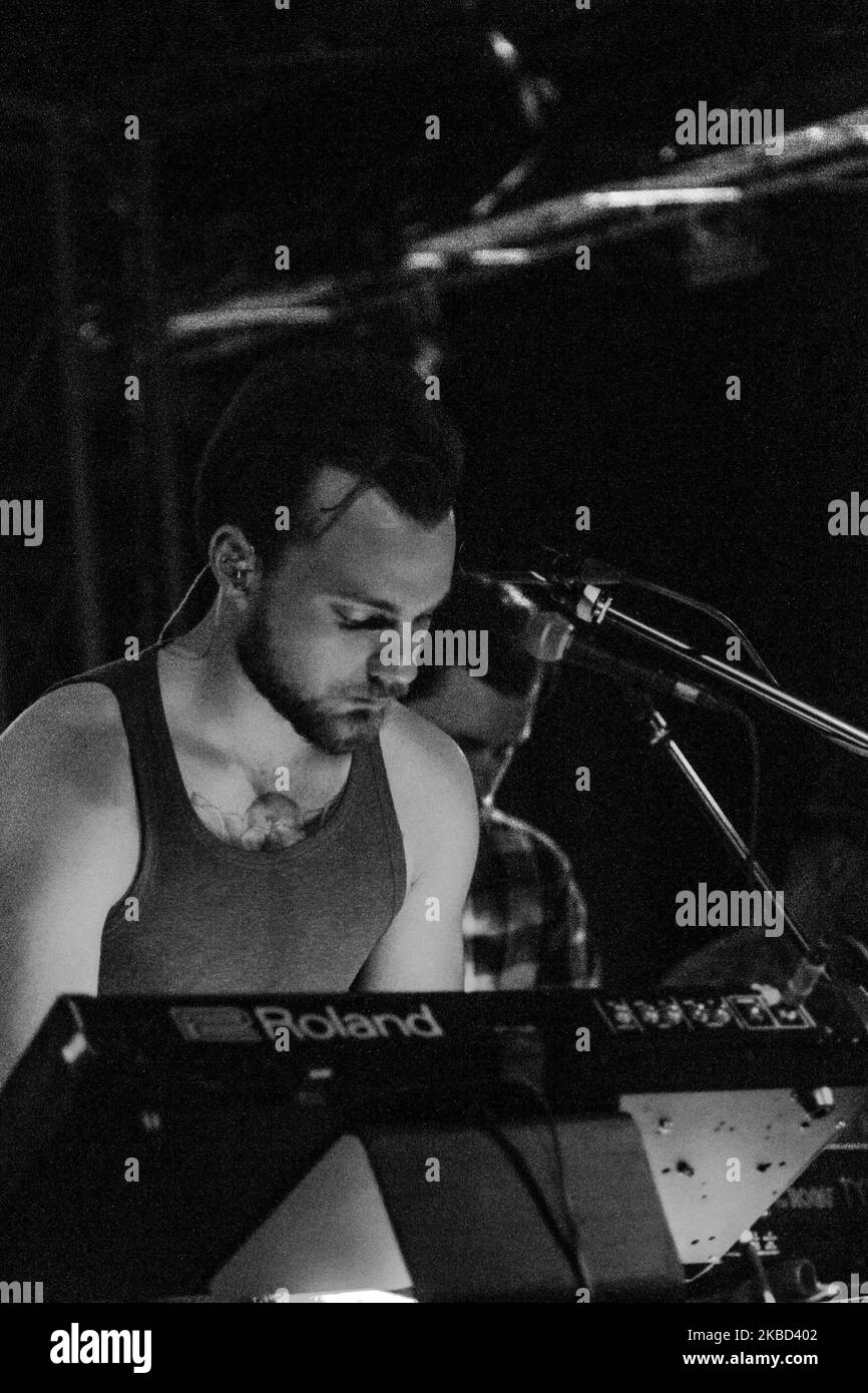 (ANMERKUNG DES HERAUSGEBERS: Bild wurde in Schwarz-Weiß konvertiert) Asgeir tritt am 24 2014. Mai live im Tunnel Club in Mailand, Italien, auf. Asgeir Trausti Einarsson ist ein isländischer Singer-Songwriter und Musiker und tritt mit seiner eigenen Band Asgeir Trausti Band auf. Er spielt auch Gitarre in der isländischen Band The Lovely Lion. (Foto von Mairo Cinquetti/NurPhoto) Stockfoto