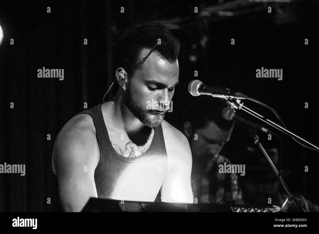 (ANMERKUNG DES HERAUSGEBERS: Bild wurde in Schwarz-Weiß konvertiert) Asgeir tritt am 24 2014. Mai live im Tunnel Club in Mailand, Italien, auf. Asgeir Trausti Einarsson ist ein isländischer Singer-Songwriter und Musiker und tritt mit seiner eigenen Band Asgeir Trausti Band auf. Er spielt auch Gitarre in der isländischen Band The Lovely Lion. (Foto von Mairo Cinquetti/NurPhoto) Stockfoto