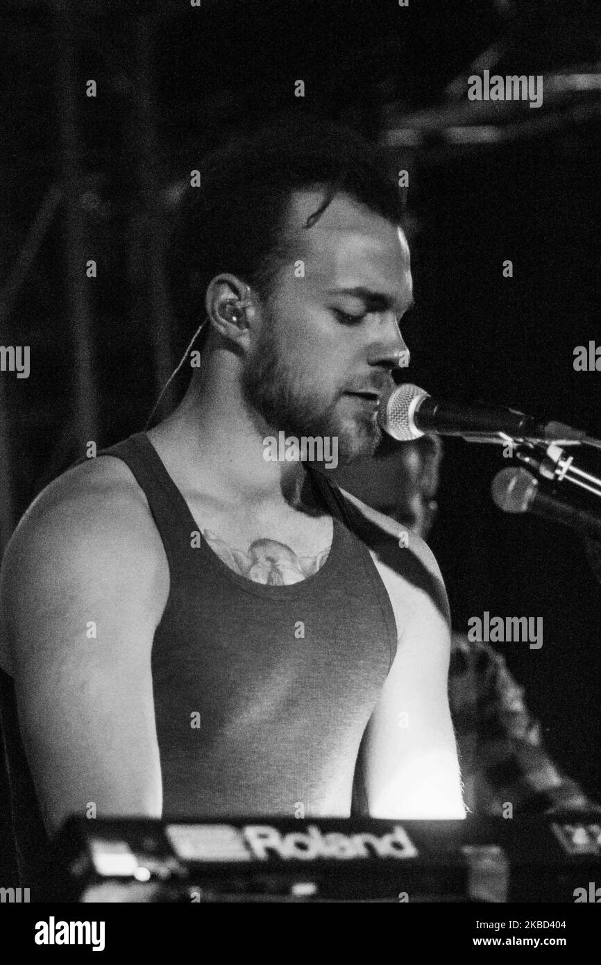 (ANMERKUNG DES HERAUSGEBERS: Bild wurde in Schwarz-Weiß konvertiert) Asgeir tritt am 24 2014. Mai live im Tunnel Club in Mailand, Italien, auf. Asgeir Trausti Einarsson ist ein isländischer Singer-Songwriter und Musiker und tritt mit seiner eigenen Band Asgeir Trausti Band auf. Er spielt auch Gitarre in der isländischen Band The Lovely Lion. (Foto von Mairo Cinquetti/NurPhoto) Stockfoto