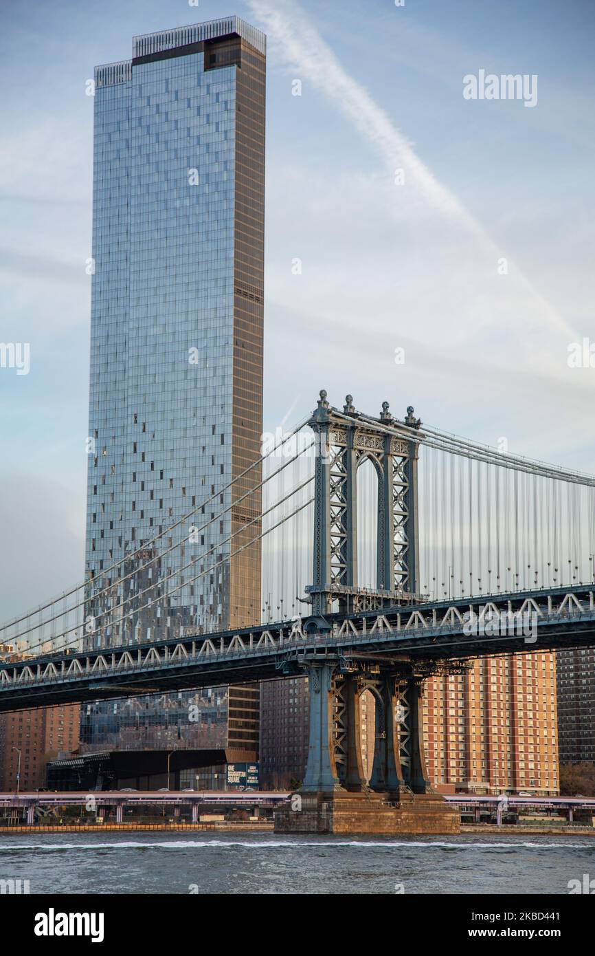 Am frühen Morgen Blick auf die ikonische Manhattan Bridge aus der Sicht des Dumbo Viertels in Brooklyn, NYC, USA am 14. November 2019. Die 448m. Lange Hängebrücke ist ein Wahrzeichen der Stadt New York, eine Touristenattraktion, die den East River überquert und Lower Manhattan mit der Innenstadt von Brooklyn verbindet. Die metallische Eisenbrücke ist aktiv mit Verkehr, 7 Fahrspuren und 4 Bahngleisen für die U-Bahn und Fahrräder. Es wurde 1909 von der Phoenix Bridge Company für den Verkehr geöffnet und von Leon Moisseiff entworfen. (Foto von Nicolas Economou/NurPhoto) Stockfoto