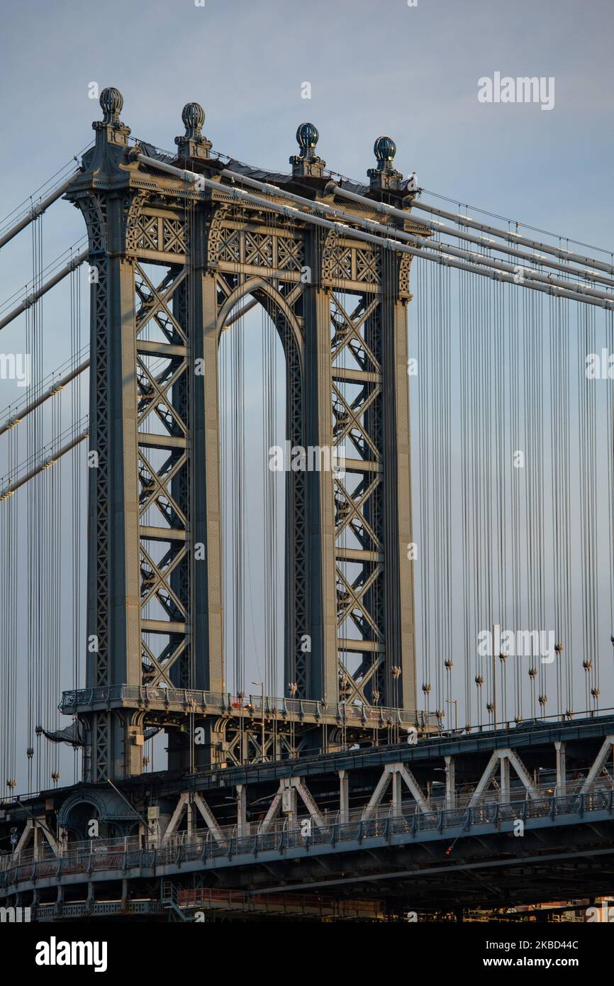 Am frühen Morgen Blick auf die ikonische Manhattan Bridge aus der Sicht des Dumbo Viertels in Brooklyn, NYC, USA am 14. November 2019. Die 448m. Lange Hängebrücke ist ein Wahrzeichen der Stadt New York, eine Touristenattraktion, die den East River überquert und Lower Manhattan mit der Innenstadt von Brooklyn verbindet. Die metallische Eisenbrücke ist aktiv mit Verkehr, 7 Fahrspuren und 4 Bahngleisen für die U-Bahn und Fahrräder. Es wurde 1909 von der Phoenix Bridge Company für den Verkehr geöffnet und von Leon Moisseiff entworfen. (Foto von Nicolas Economou/NurPhoto) Stockfoto