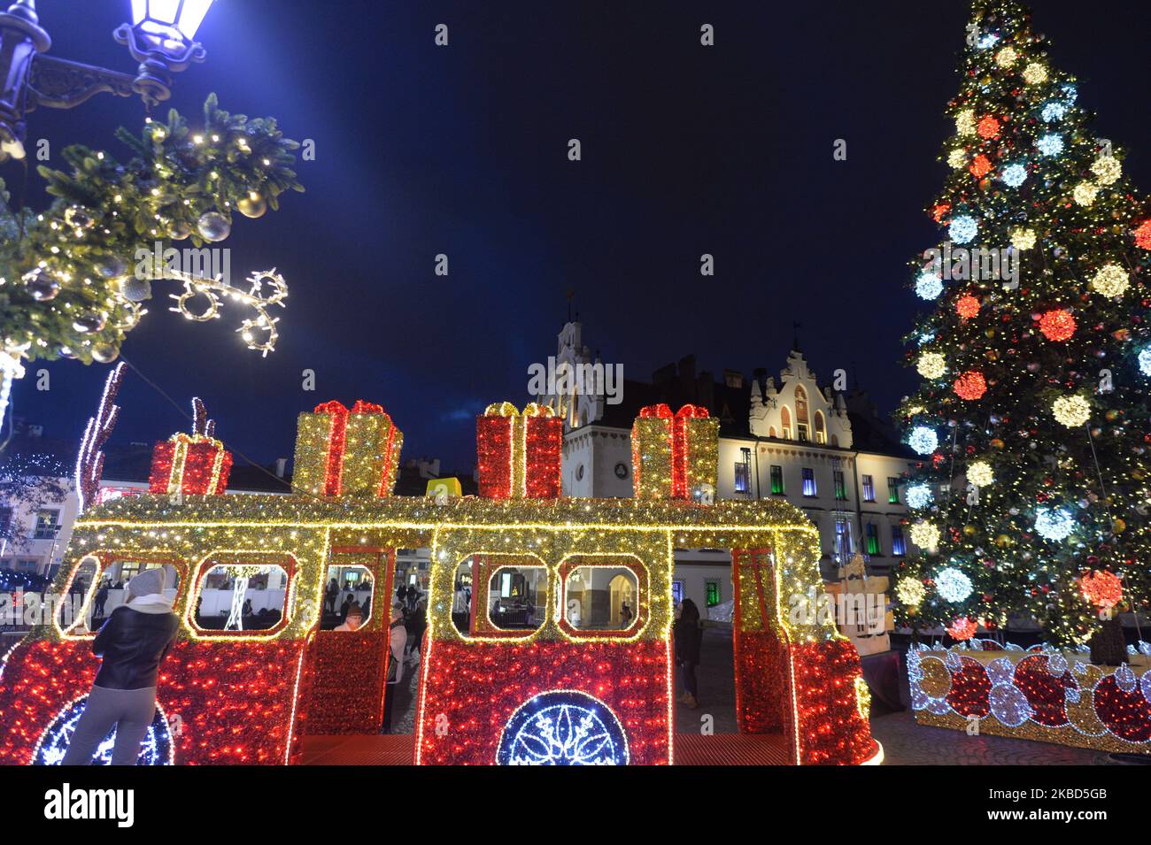 Blick auf den Weihnachtsbaum und die Dekoration auf dem Marktplatz von Rzeszow. Am Samstag, den 14. Dezember 2019, in Rzeszow, Woiwodschaft Podkarpackie, Polen. (Foto von Artur Widak/NurPhoto) Stockfoto