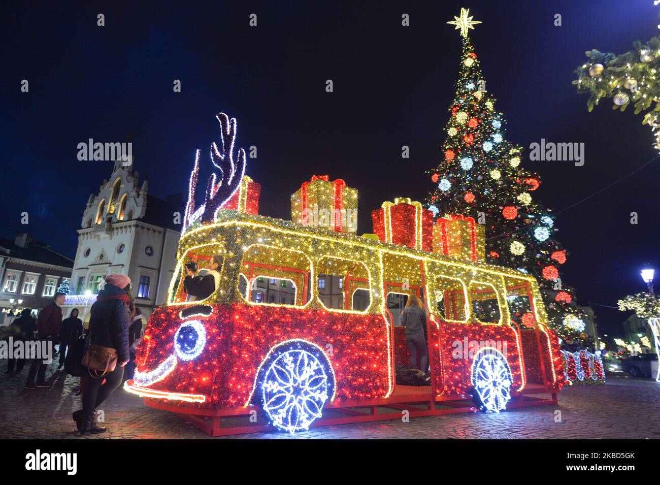 Blick auf den Weihnachtsbaum und die Dekoration auf dem Marktplatz von Rzeszow. Am Samstag, den 14. Dezember 2019, in Rzeszow, Woiwodschaft Podkarpackie, Polen. (Foto von Artur Widak/NurPhoto) Stockfoto