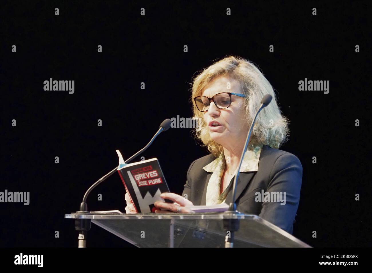 Komikerin Sophie de la Rochefoucauld spricht während des Treffens: Frauen und Renten - Frauen protestieren gegen das neue französische Pensionsgesetz - 16. Dezember 2019, Paris (Foto: Daniel Pier/NurPhoto) Stockfoto