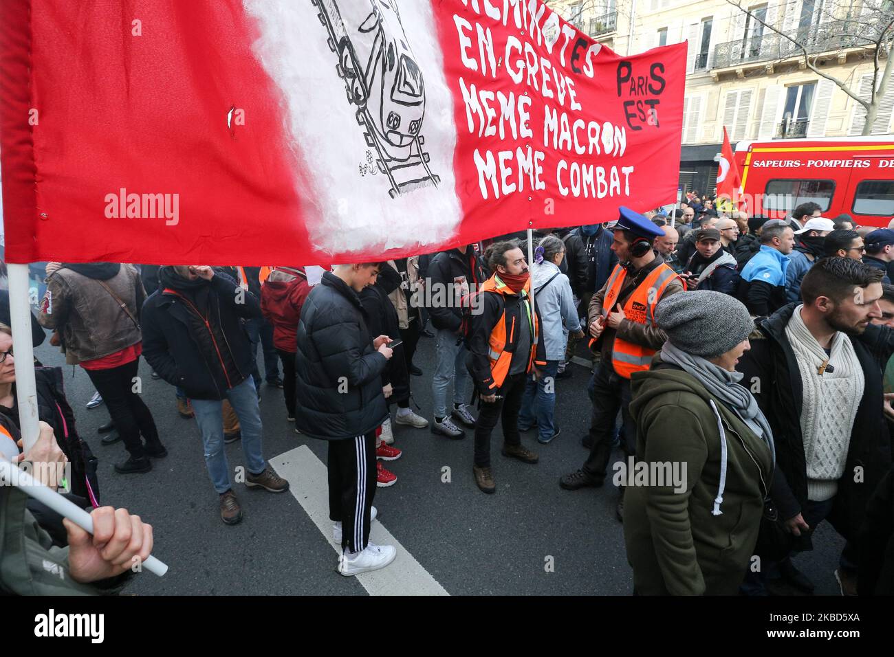 Männer mit Westen der französischen Staatsbahn SNCF nehmen am 17. Dezember 2019 an einer Demonstration auf dem Place de la Republique in Paris Teil, um gegen den Plan der französischen Regierung zu protestieren, das Rentensystem des Landes zu überarbeiten. Als Teil eines nationalen Generalstreiks aufgrund einer Rentenreform, die einen lähmenden Verkehrsstreik ausgelöst hat. (Foto von Michel Stoupak/NurPhoto) Stockfoto