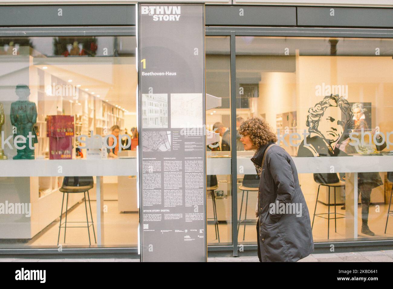 Ein Besucher sieht am 17. Dezember 2019 in Bonn die "Beethoven-Story", eine Multimedia-Video-Box. Zur Feier des 250.-jährigen Geburtstages von Ludwig van Beethoven im kommenden Jahr hat Bonn zehn spezielle Lichtinstallationen rund um das Zentrum von Bonn installiert, um ein Licht in die Stadt zu bringen. (Foto von Ying Tang/NurPhoto) Stockfoto