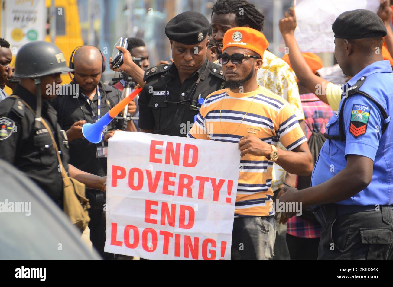 Ein Mann hält ein Plakat während des Protests in Lagos, Nigeria, gegen die Weigerung der nigeranischen Regierung, Sowore freizugeben. . Lagos, Nigeria 17. Dezember 2019. Am Dienstag, dem 17. Dezember 2019, protestierten Mitglieder von Rights Activist in Lagos, Nigeria gegen die Weigerung der nigeranischen Regierung, Sowore freizugeben. Der Bundesgerichtshof in Abuja hat am Freitag dem Einberufenen von #RevolutionNow Protest, Herrn Omoyele Sowore, und dem Mitangeklagten, Olawale Bakare, Kaution gewährt. Das Gericht versagte Sowore, aus Abuja auszureisen, und der zweite Angeklagte aus Osogbo, während des Prozesses gewährte sie ihr Kaution Stockfoto