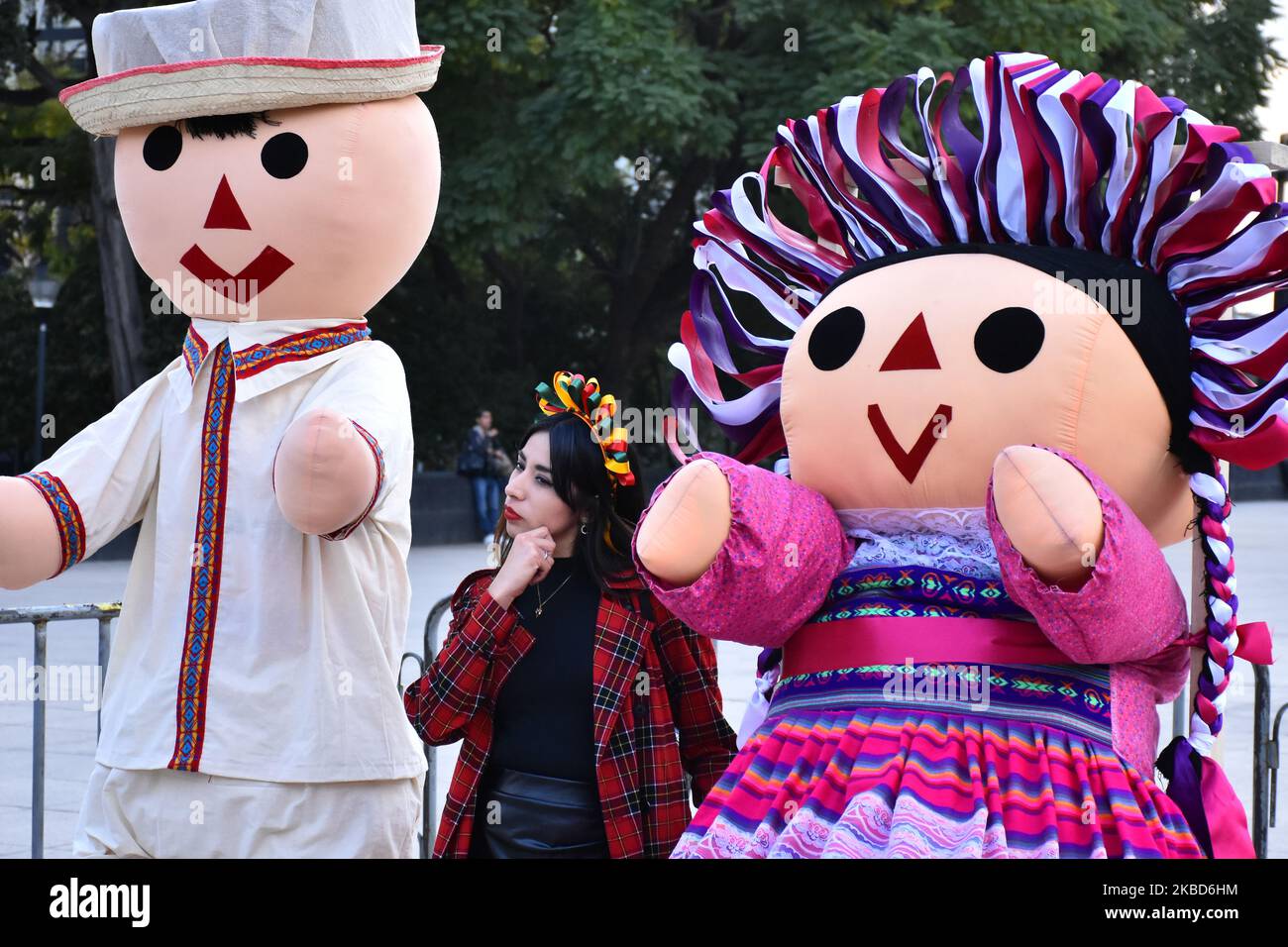 Nachdem sie mehrere Länder in Europa bereist hat, wird die über drei Meter hohe Lele-Monumentalpuppe während der Puppenmesse Otomi gesehen, um die Traditionen der Stoffpuppen zu bewahren, die mit traditioneller Kleidung, Bändern und Staubfäden von Amealco Handwerkern in Handarbeit hergestellt wurden, Betrachtet als kulturelles Erbe am Monumento a la Revolucion am 17. Dezember 2019 in Mexiko-Stadt, Mexiko (Foto von Eyepix/NurPhoto) Stockfoto