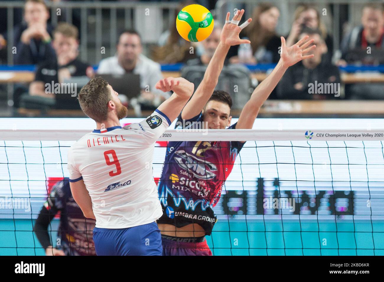 Patryk Niemiec (Verva),Roberto Russo (Perugia) beim CEV Champions League Volley Spiel zwischen Verva Warszawa und Sir Sicoma Monini Perugia am 17. Dezember 2019 in Warschau, Polen. (Foto von Foto Olimpik/NurPhoto) Stockfoto