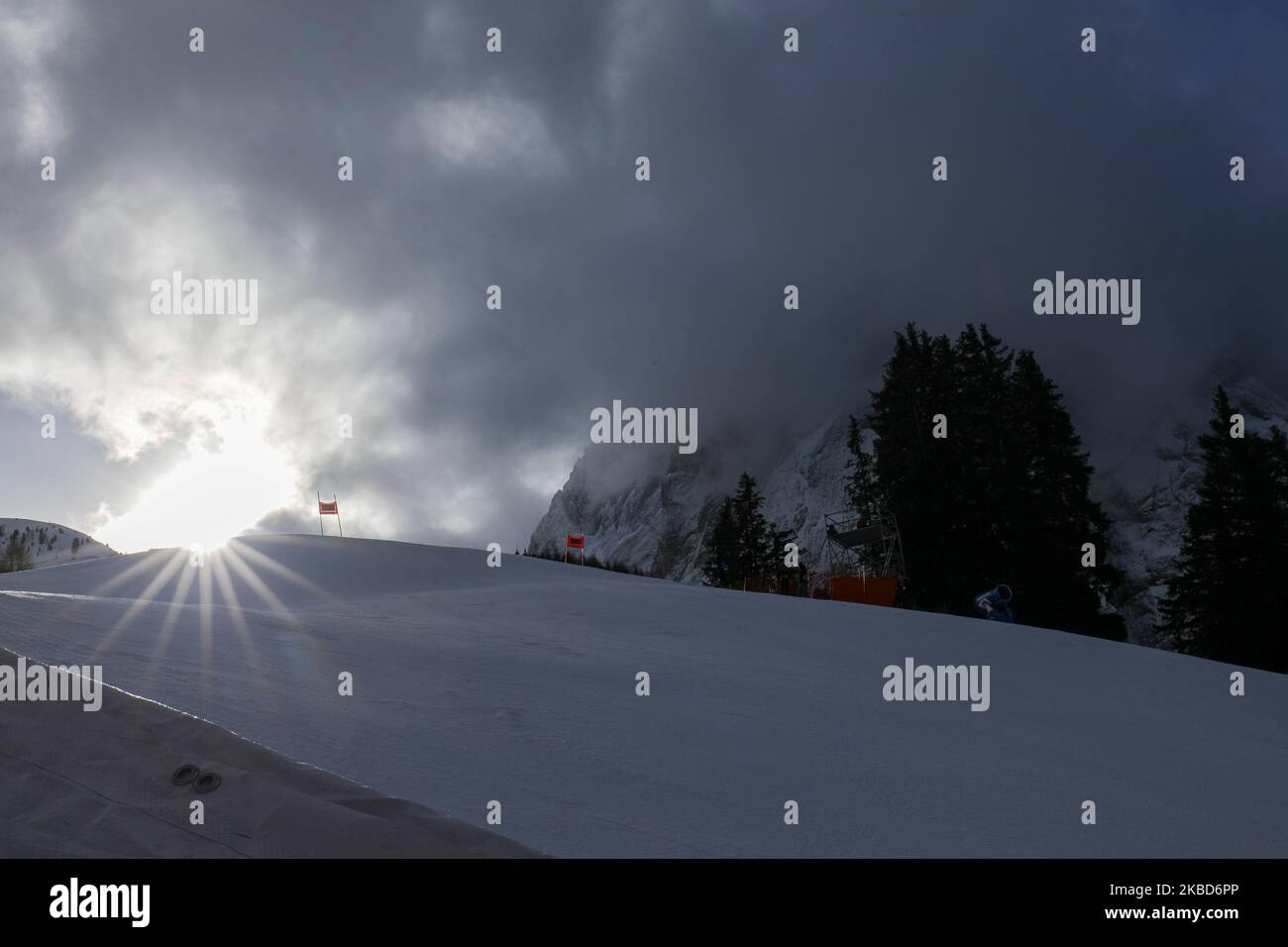 Nebel und Wolken auf der Saslong-Piste während des Ski World Cup Downhill Trainings in Saslong am 18. Dezember 2019 in Santa Cristina, Italien. (Foto von Emmanuele Ciancaglini/NurPhoto) Stockfoto