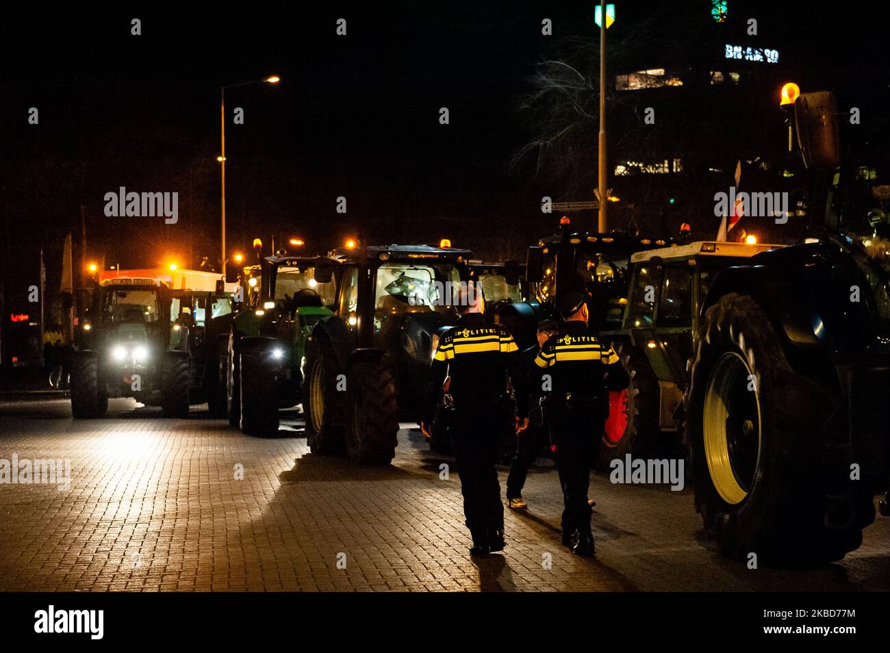 Die Polizei hält während einer der Aktionen niederländischer Bauern im ganzen Land am 18.. Dezember 2019 ein Auge auf die Traktoren, die den Kreisverkehr in Nijmegen blockieren. (Foto von Romy Arroyo Fernandez/NurPhoto) Stockfoto
