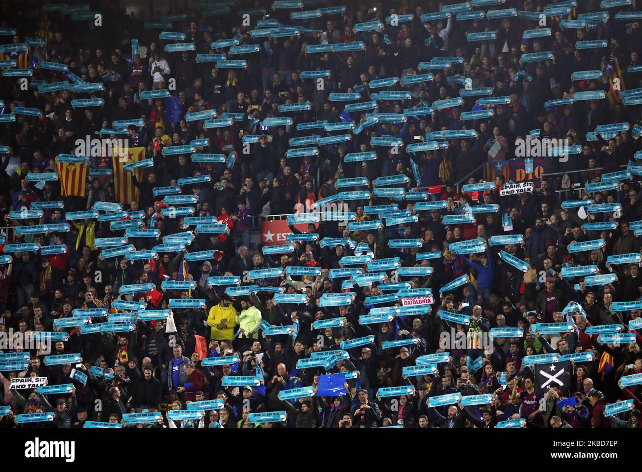 Tsunami Demokratische Proteste während des Spiels zwischen dem FC Barcelona und Real Madrid, die der Woche 10 der Liga Santander entsprechen, spielten am 17.. Dezember 2019 im Camp Nou Stadium in Barcelona, Spanien. -- (Foto von Urbanandsport/NurPhoto) Stockfoto