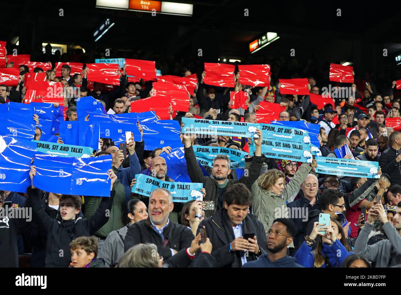 Tsunami Demokratische Proteste während des Spiels zwischen dem FC Barcelona und Real Madrid, die der Woche 10 der Liga Santander entsprechen, spielten am 17.. Dezember 2019 im Camp Nou Stadium in Barcelona, Spanien. -- (Foto von Urbanandsport/NurPhoto) Stockfoto
